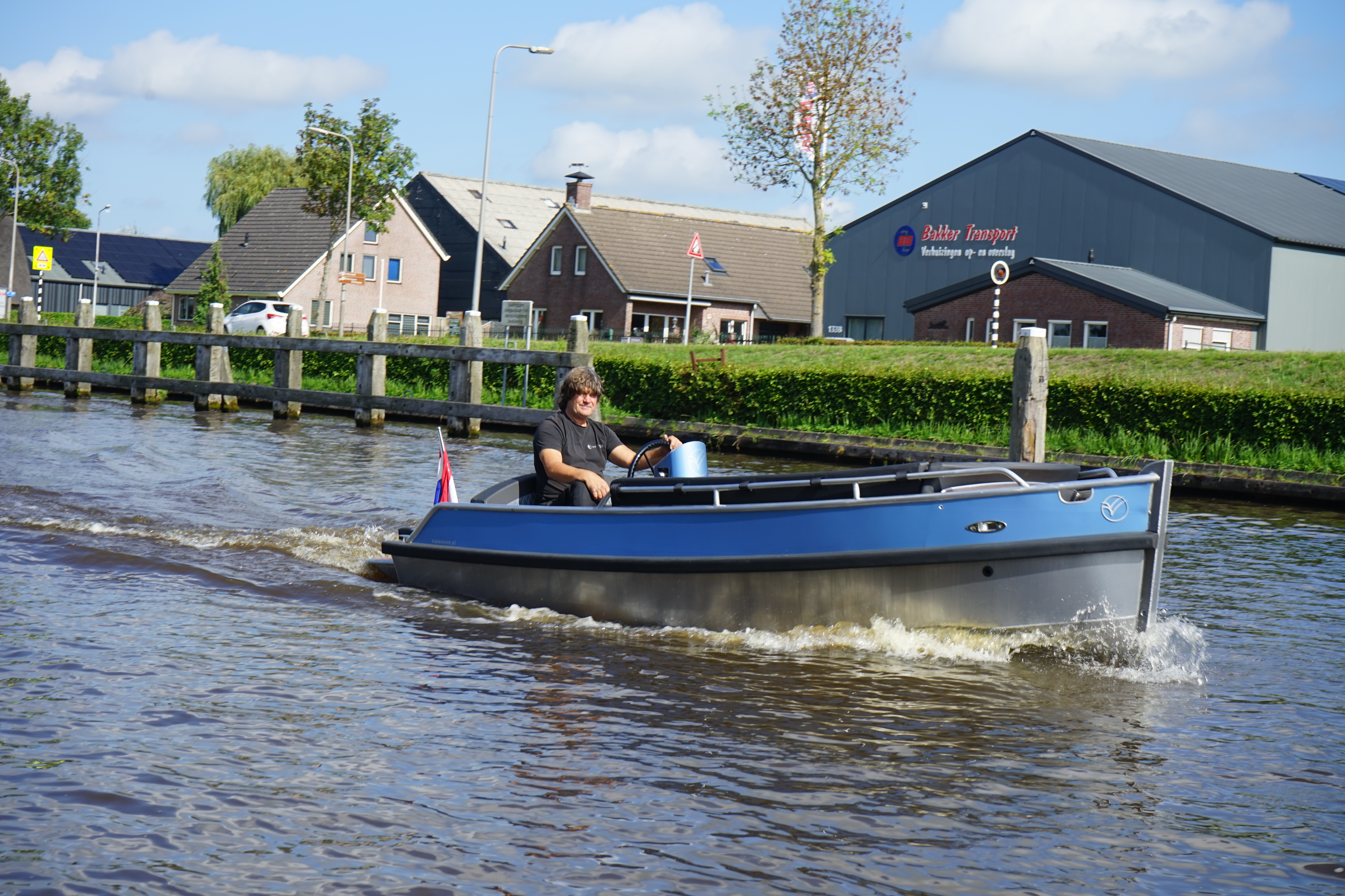 Blauwe Van Vossen E-Tender 500 demoboot varend op het water