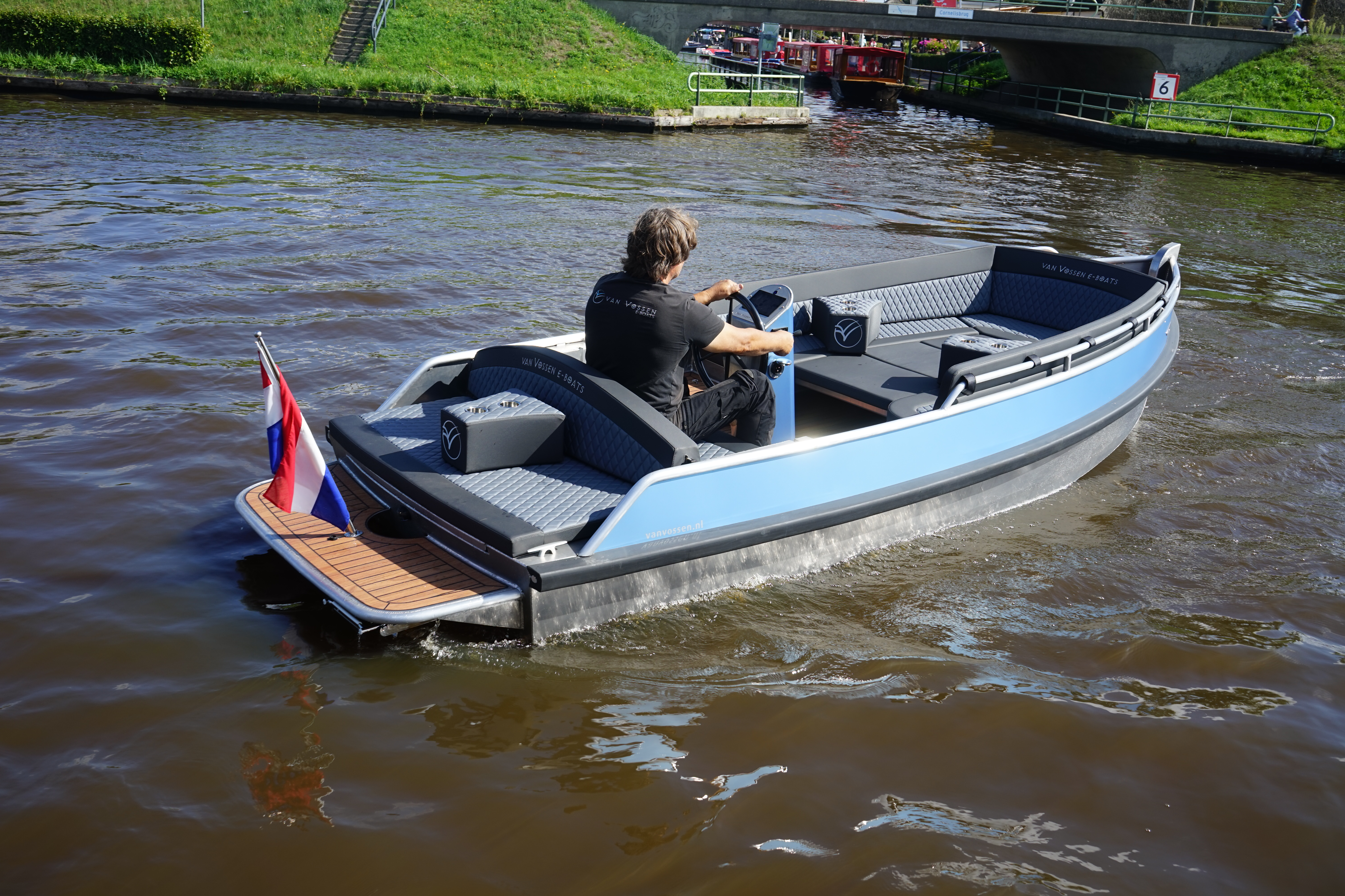 Varende E-Tender 500 demoboot schuin van achteren gezien