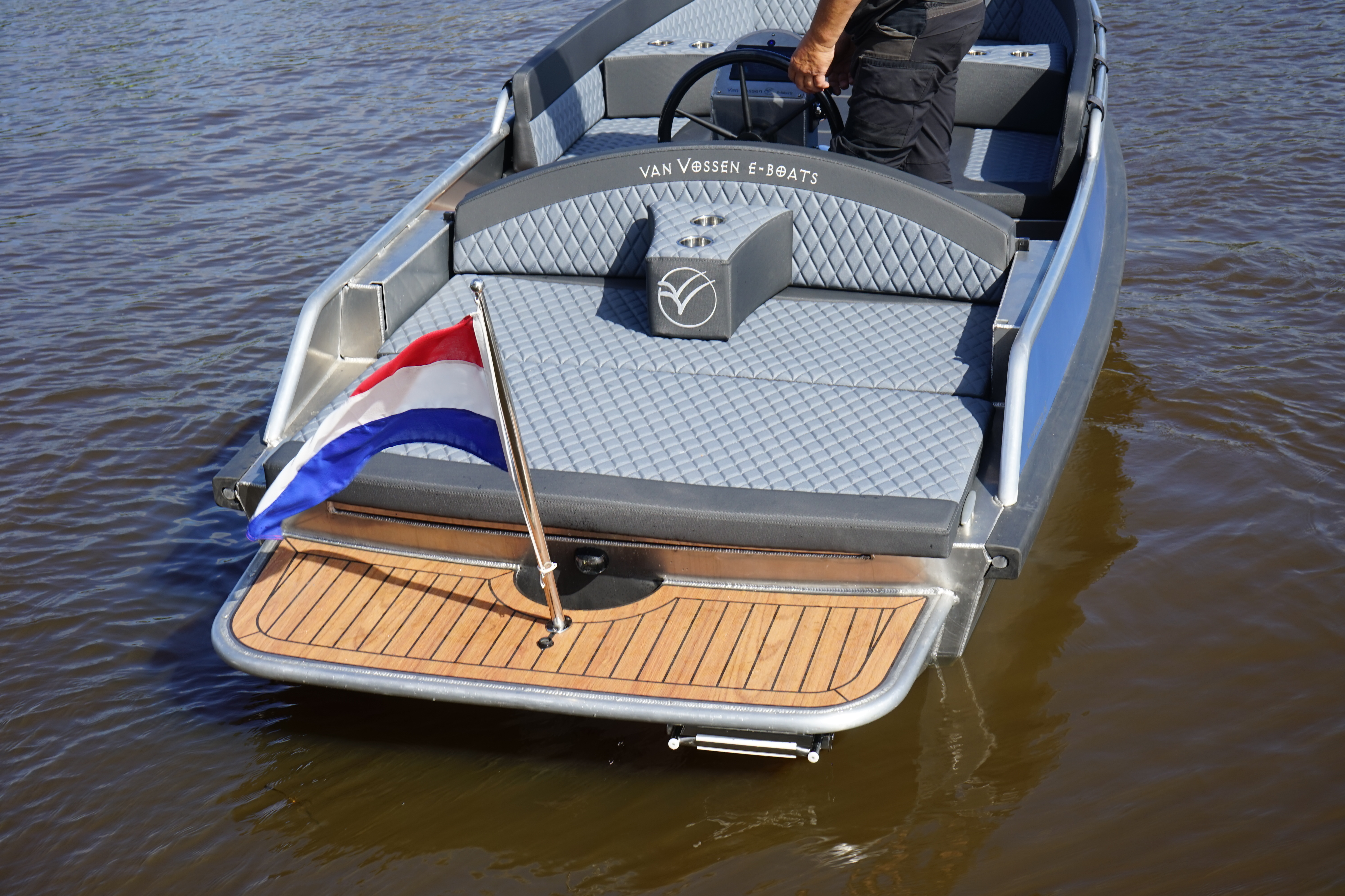 Zonnedek met gewatteerd kussen en zwemplateau van de E-Tender 500 demoboot