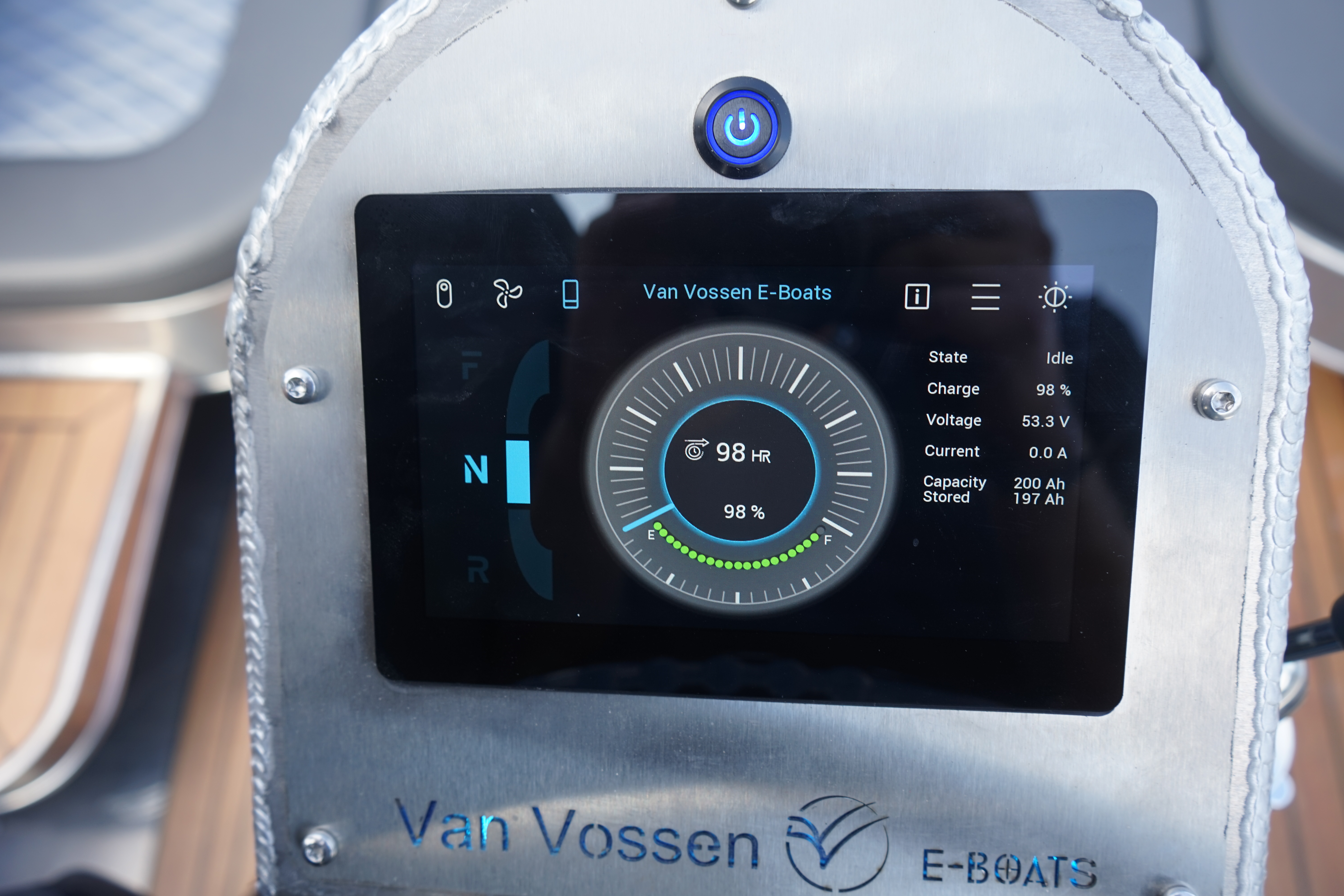 Touchscreendisplay van de elektrische E-Tender 500 demoboot