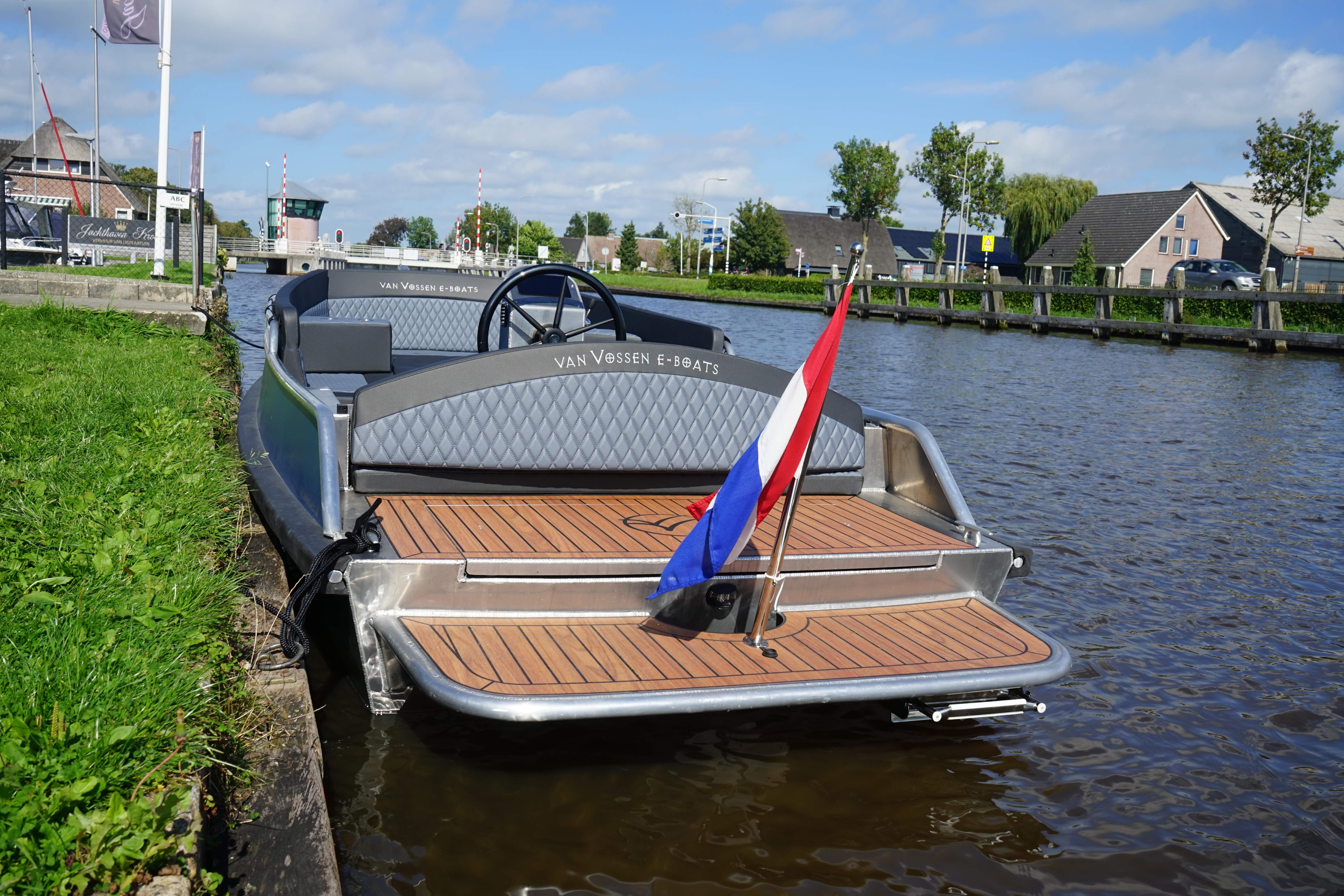 Achterdek en zwemplateau met teaklook afwerking van de E-Tender 500