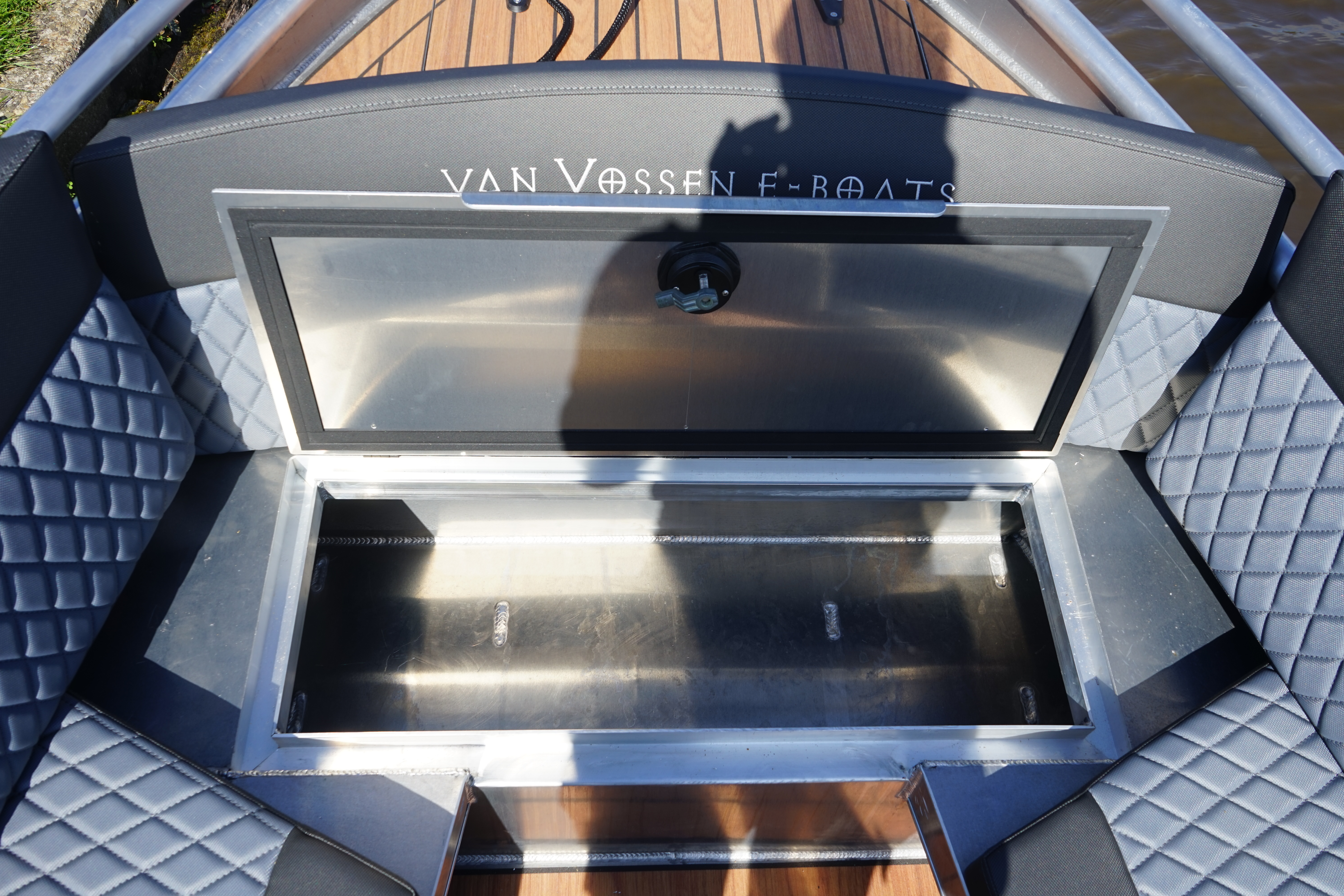 Geopend opbergvak onder de zitbank van de E-Tender 500 demoboot