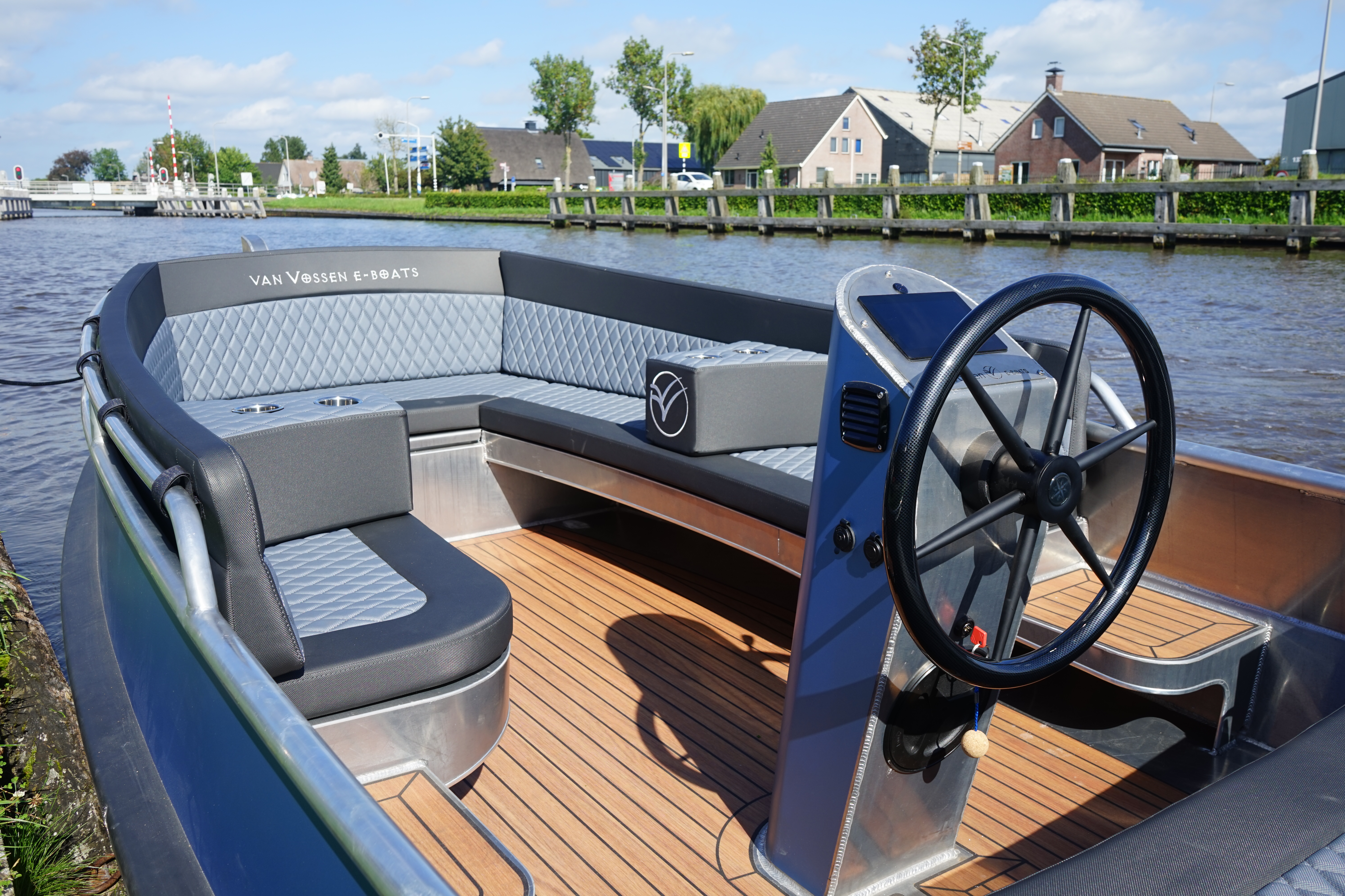 Interieur met stuurwiel, gewatteerde kussens en teaklook vloer