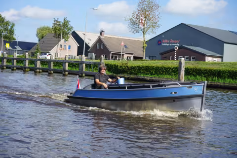 Blauwe Van Vossen E-Tender 500 demoboot varend op het water